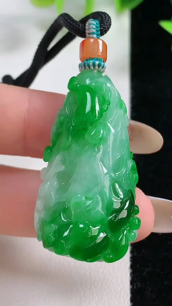 天然A货翡翠白菜吊坠，尺寸40.5-21.2-11，重量:19.79g
11月9日