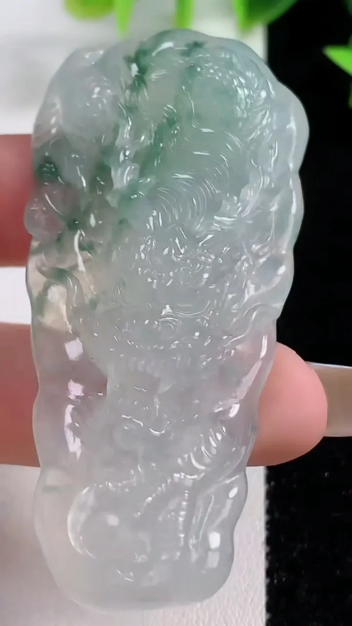 天然A货翡翠冰种飘花龙牌吊坠，尺寸65.5-31-9.2，重量:28.60g
11月9日