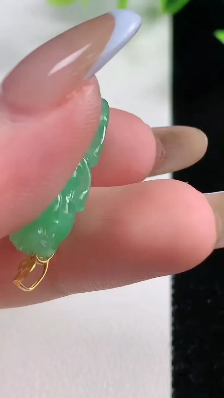 天然A货翡翠貔貅吊坠，尺寸25.7-11.8-8.2，重量:5.14g
11月9日