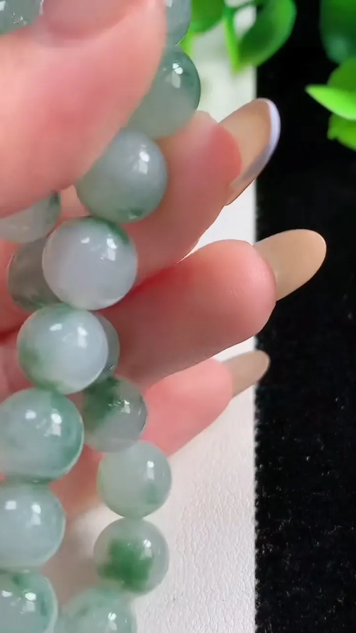 天然A货翡翠种飘花圆珠手串19颗，尺寸10，重量:32.51g11月9日
工厂直销收藏佳品,种好水足，色泽均匀，有种有色，上手高大气！