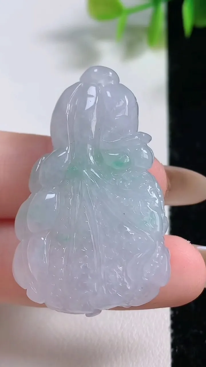 天然A货翡翠白菜吊坠，尺寸42.5-22.5-11.7，重量:20.00g
11月9日