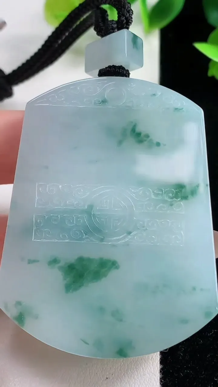 天然A货翡翠种飘花仿古无事牌吊坠，尺寸56.5-41.6-6.8，重量:46.42g
11月9日