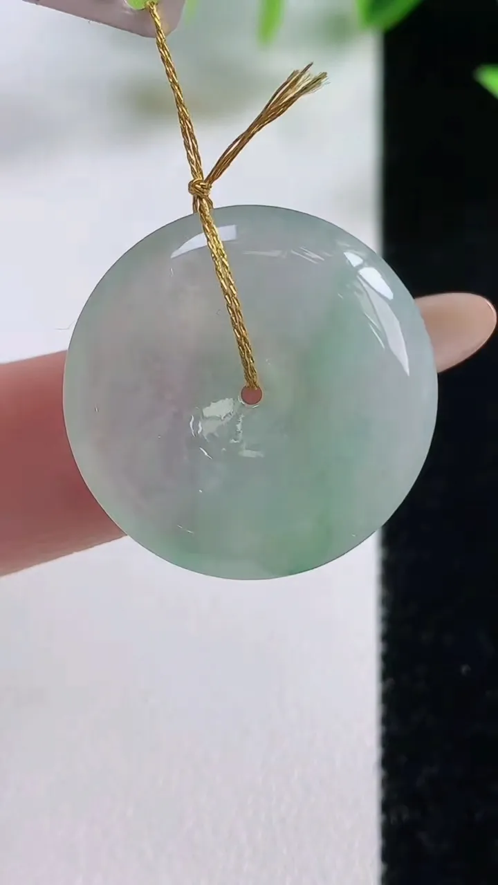 天然A货翡翠冰种飘花平安扣吊坠，尺寸23.8-4.8，重量:5.49g
11月9日