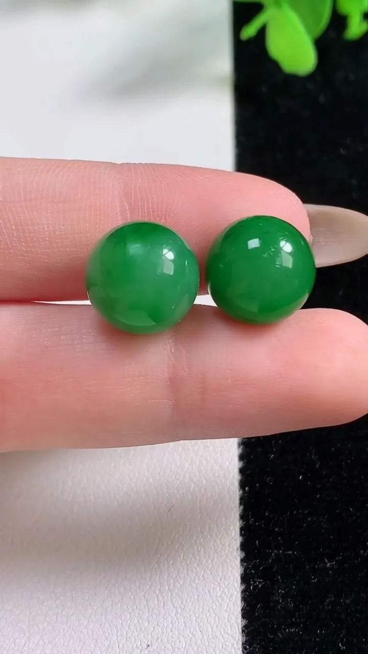 天然A货翡翠圆珠镶嵌件一对，尺寸12，重量:6.13g
11月9日