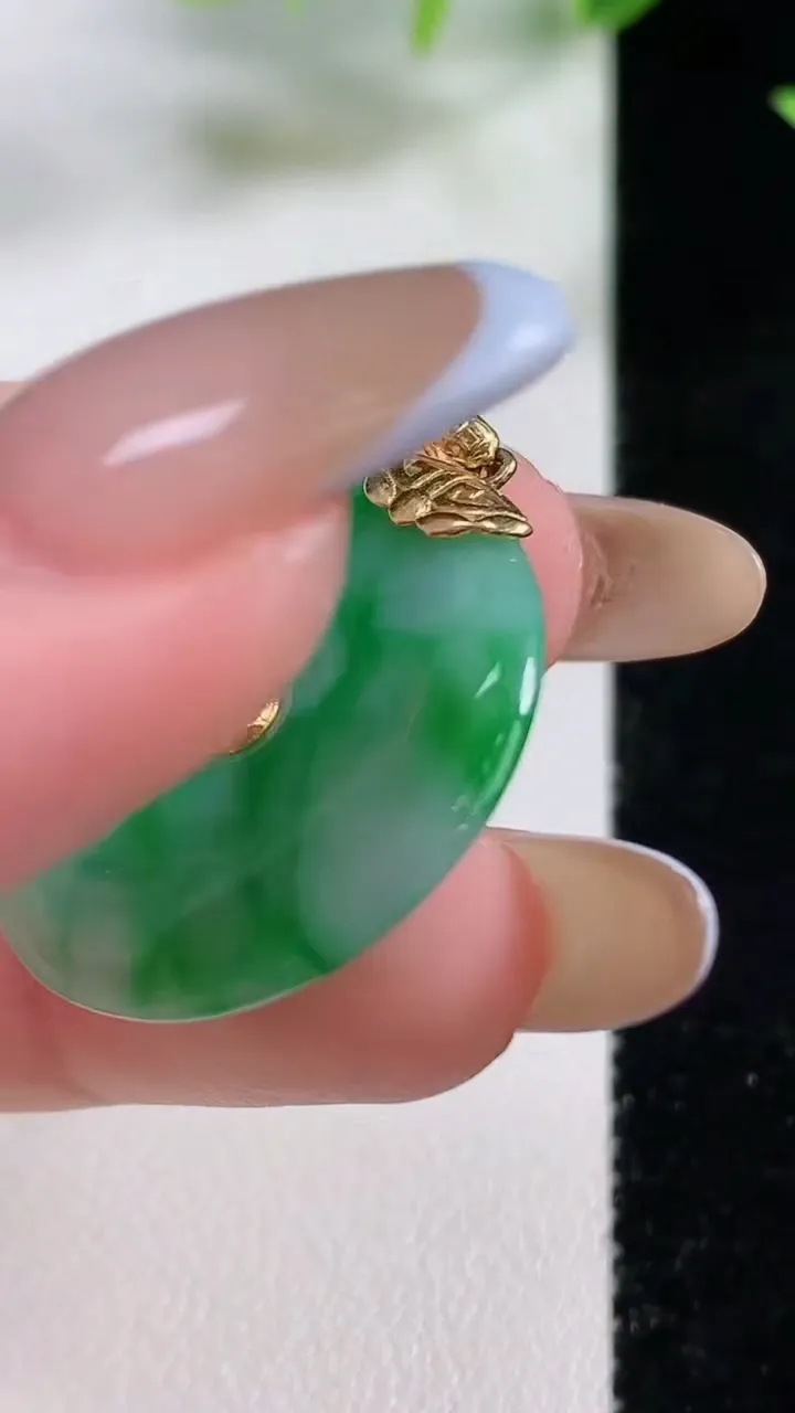 天然A货翡翠平安扣吊坠，尺寸25.6-3.8，重量:5.64g
11月9日