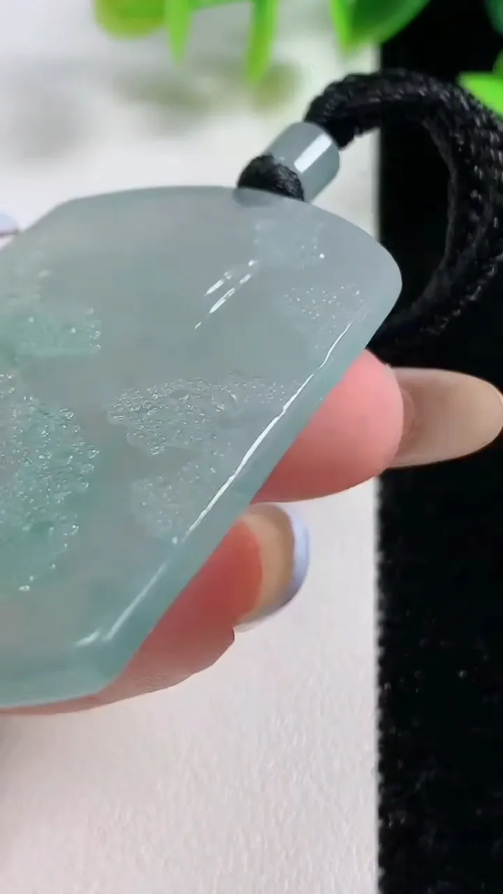 天然A货翡翠牌吊坠，尺寸52.6-38.4-6，重量:30.60g
11月9日