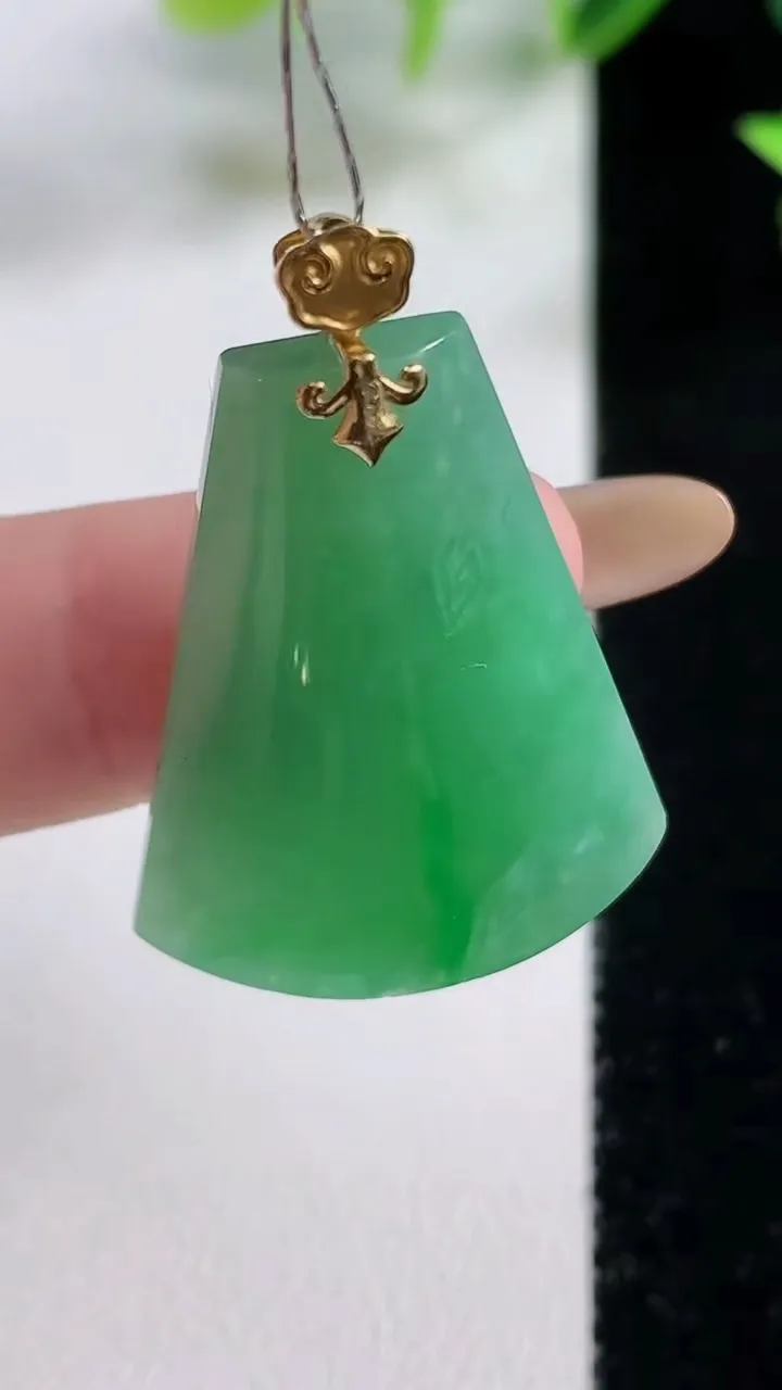 天然A货翡翠无事牌吊坠，尺寸29-22.5-6.3，重量:7.78g
11月9日