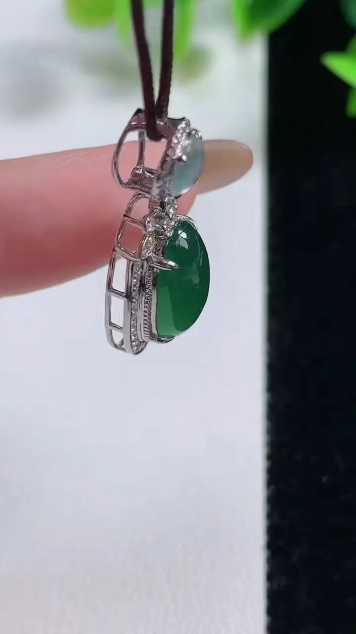 天然A货翡翠蛋面吊坠，尺寸27-12-7.5裸石14-7.9，重量:2.65g
11月9日