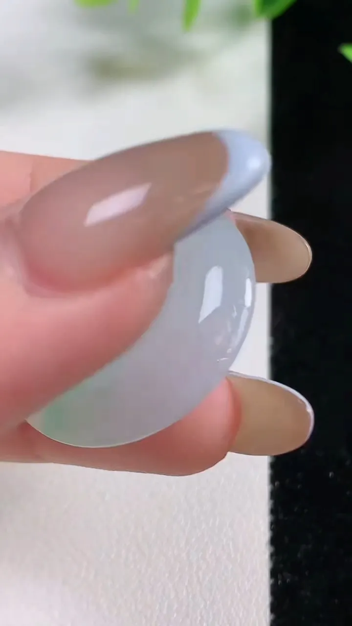 天然A货翡翠平安扣吊坠，尺寸27.6-5.5，重量:8.64g
11月9日