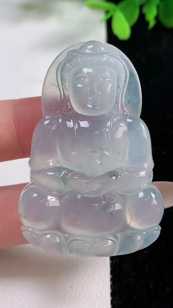 天然A货翡翠种飘花正装观音菩萨吊坠，尺寸52.8-36-6.5，重量:20.19g
11月9日