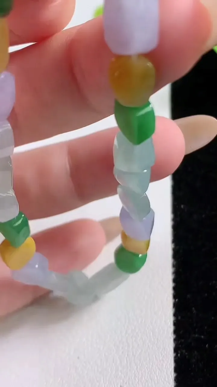 天然A货翡翠种三彩路路通手串23颗，尺寸7-6.3-2.8，重量:11.35g11月9日
工厂直销收藏佳品,种好水足，色泽均匀，有种有色，上手高大气！