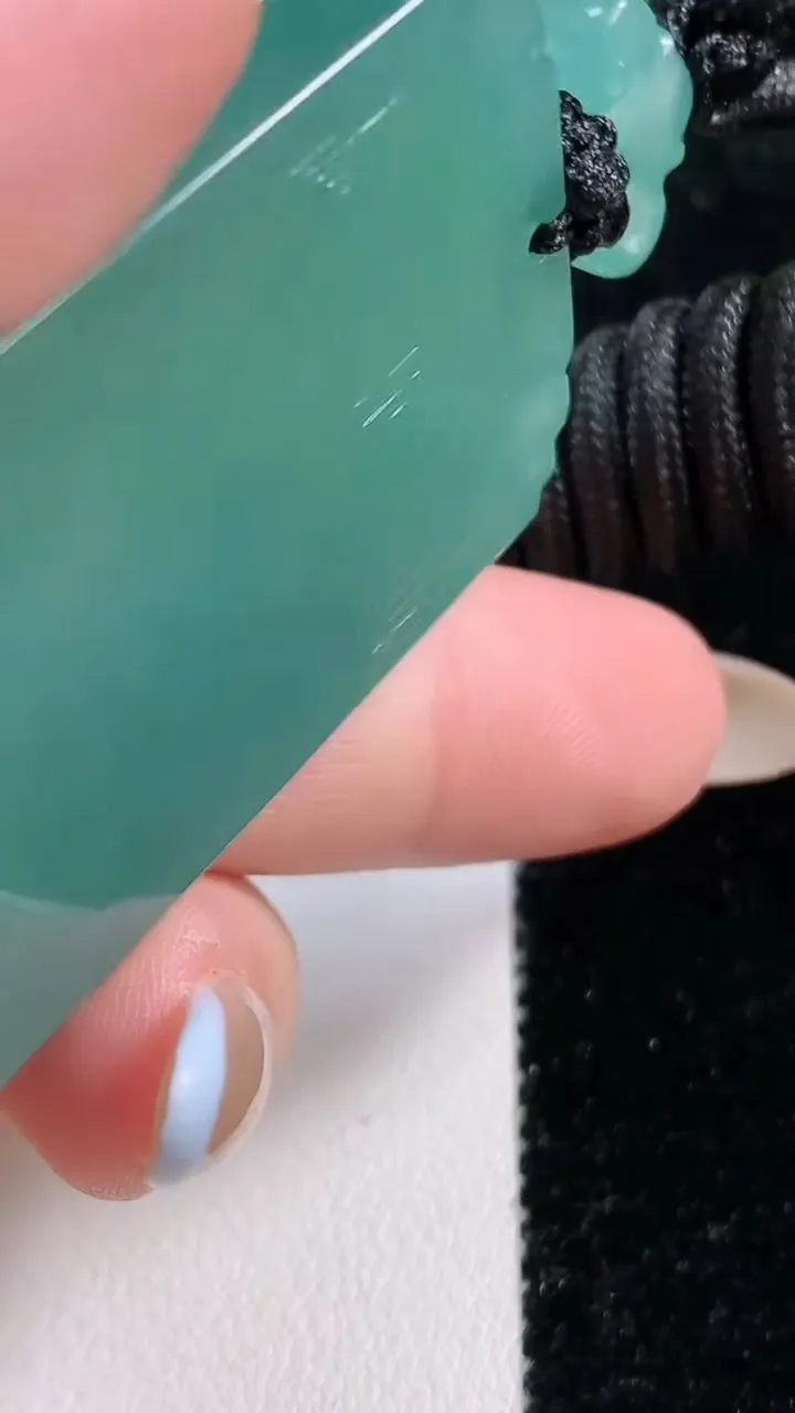 天然A货翡翠仿古无事牌吊坠，尺寸55-30.4-5.7，重量:38.72g
11月9日