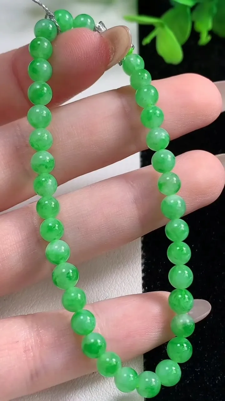 天然A货翡翠小米圆珠手串35颗，尺寸5，重量:8.71g11月9日
工厂直销收藏佳品,种好水足，色泽均匀，有种有色，上手高大气！