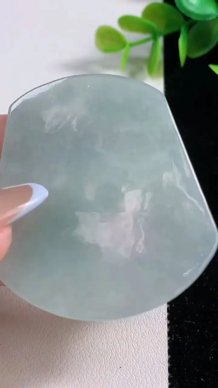 天然A货翡翠龙牌吊坠，尺寸53-47-4.6，重量:20.61g
11月9日