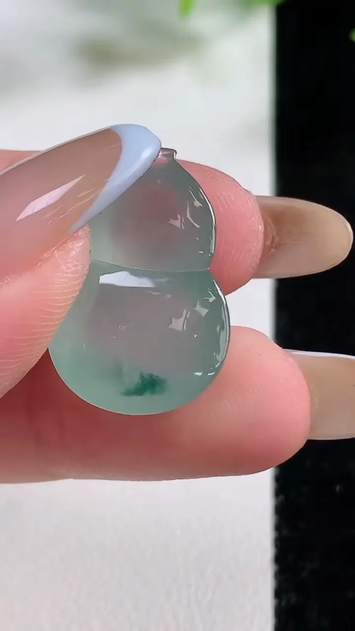 天然A货翡翠冰种飘花葫芦镶嵌件，尺寸22.8-15-7，重量:3.73g
11月9日