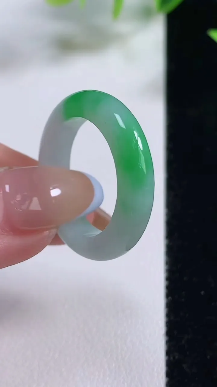 天然A货翡翠指环 戒指，尺寸19.5-4.8-4，重量:4.74g2025年11月9日
工厂直销收藏佳品,种好水足，色泽均匀，有种有色，上手高大气！