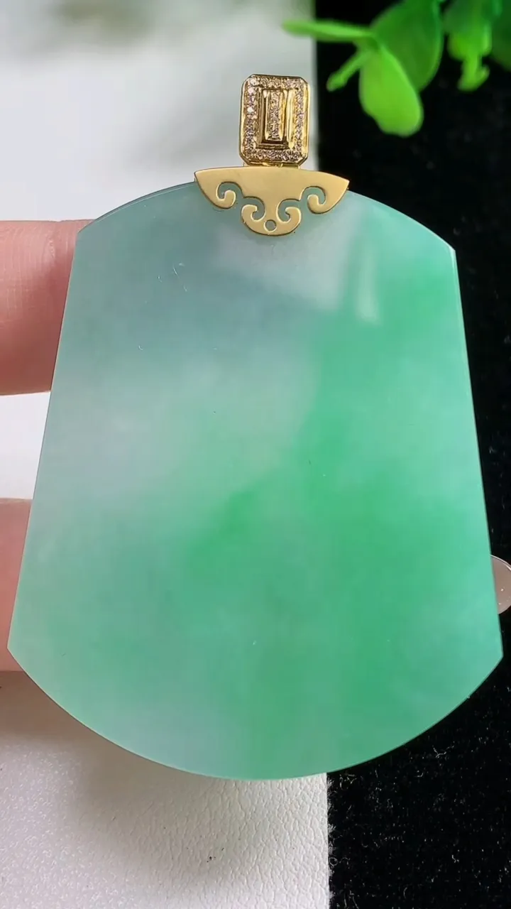 天然A货翡翠无事牌吊坠，尺寸52.7-40.3-4.8，重量:26.15g
11月9日