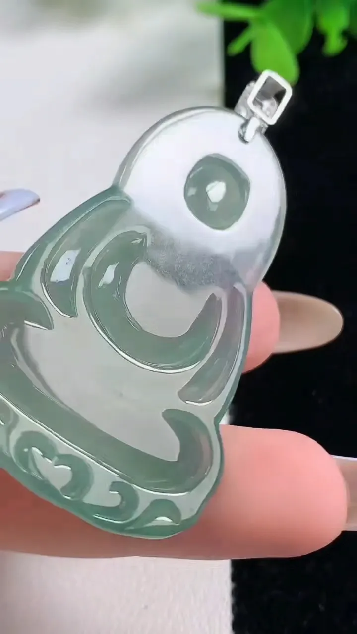 天然A货翡翠素衣观音菩萨吊坠，尺寸51-32.2-6.2，重量:17.45g
11月9日