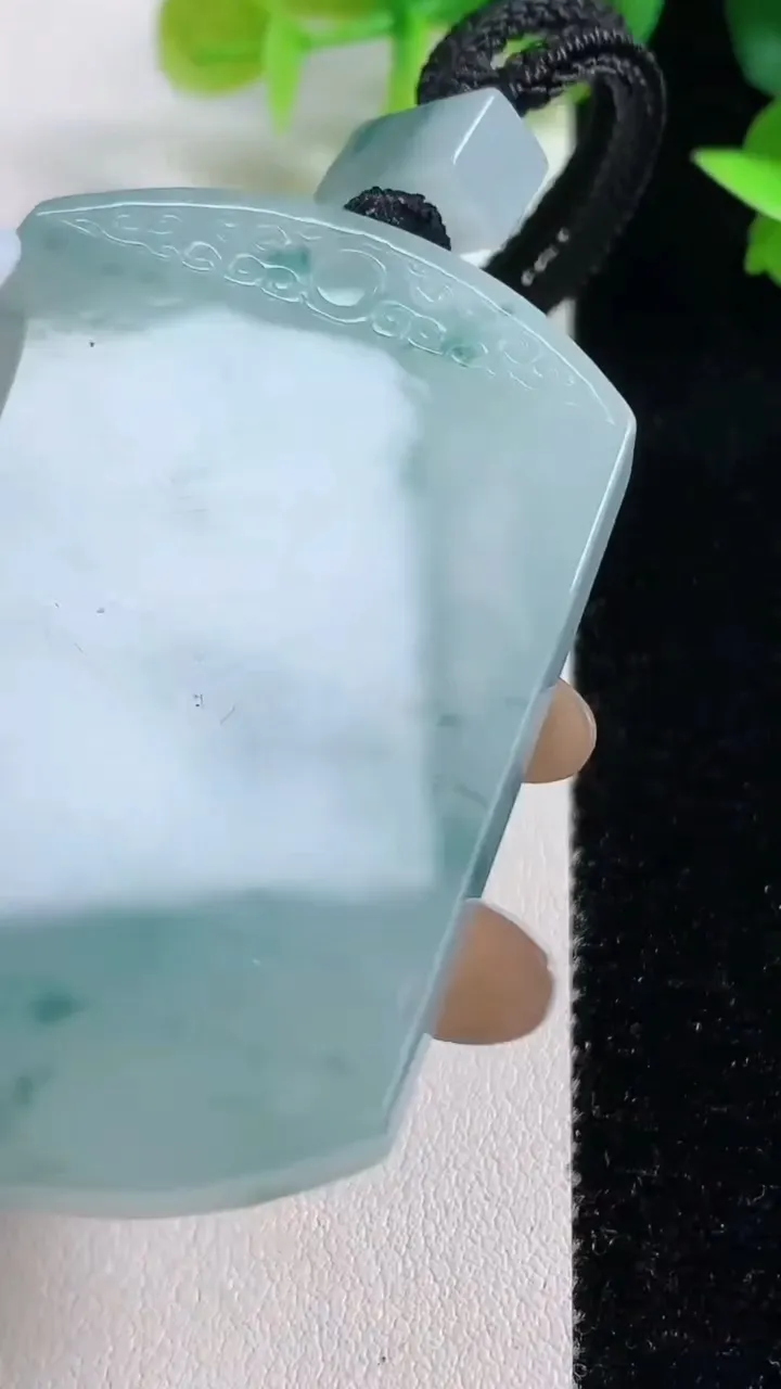 天然A货翡翠种飘花仿古无事牌吊坠，尺寸56.5-41.6-6.8，重量:46.42g
11月9日