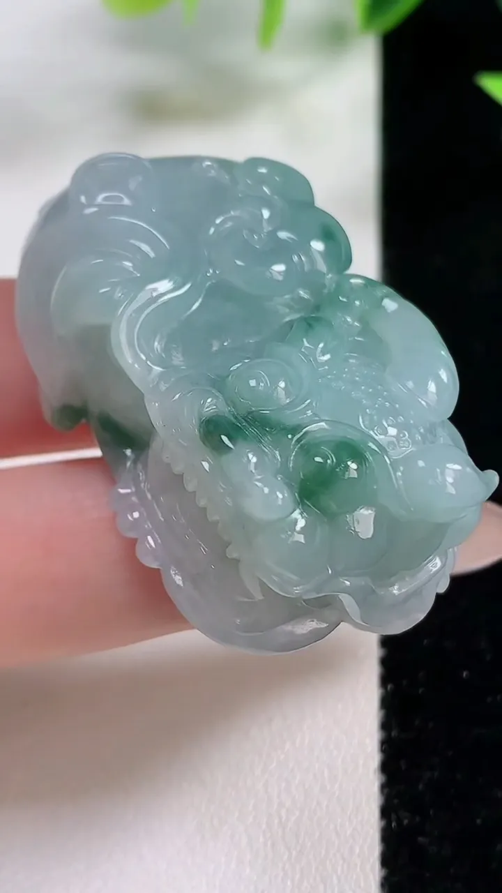 天然A货翡翠飘花霸王貔貅吊坠，尺寸44.3-26.7-15.7，重量:43.58g
11月9日