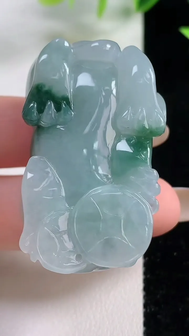 天然A货翡翠飘花霸王貔貅吊坠，尺寸44.3-26.7-15.7，重量:43.58g
11月9日