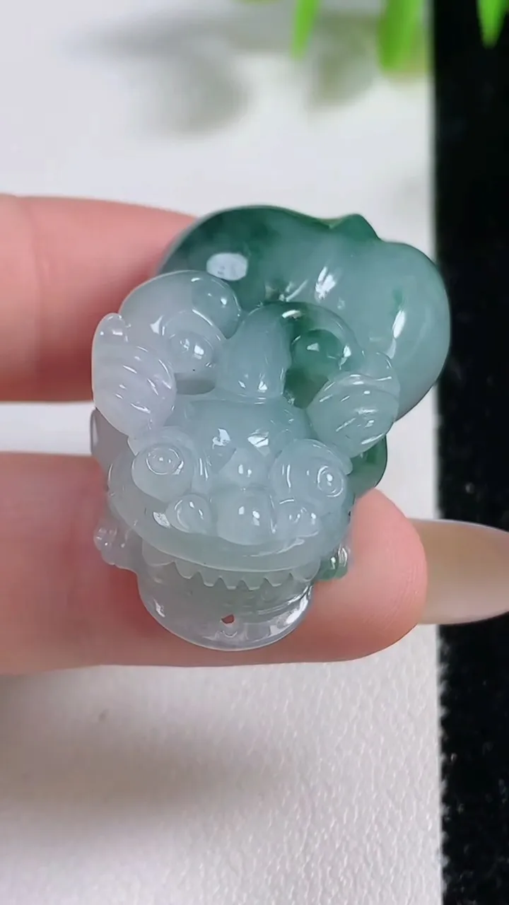 天然A货翡翠冰种飘花貔貅吊坠，尺寸37.7-22-11.8，重量:19.44g
11月9日