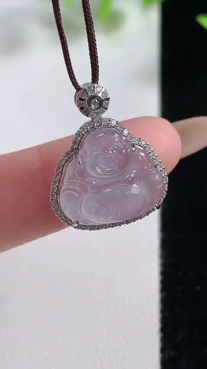 天然A货翡翠种白冰佛公吊坠，尺寸21-17-7.2裸石13.9-14.6，重量:2.40g
11月9日