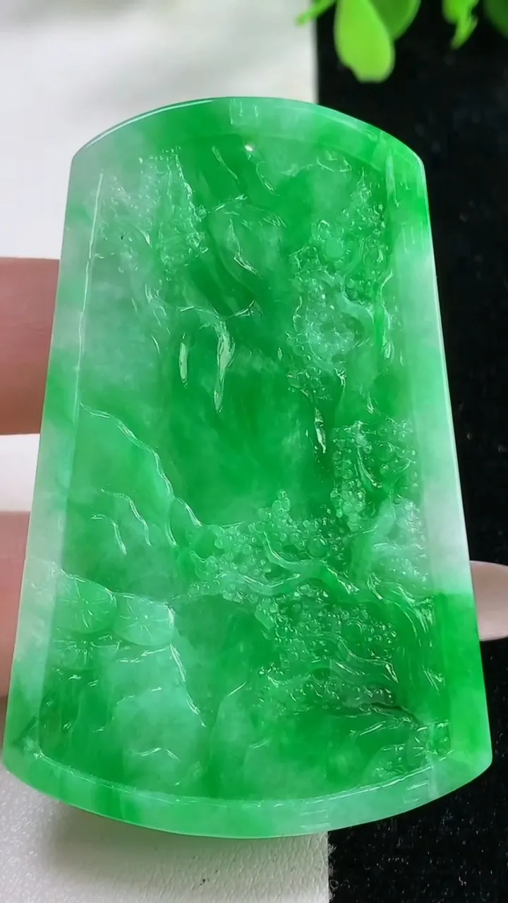 天然A货翡翠山水牌吊坠，尺寸61.4-39.1-5.8，重量:28.29g
11月9日