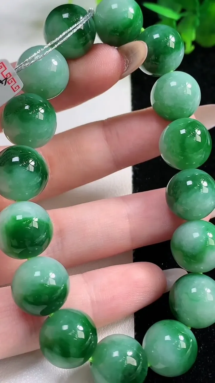 天然A货翡翠圆珠手串16颗，尺寸12.8，重量:58.38g11月9日
工厂直销收藏佳品,种好水足，色泽均匀，有种有色，上手高大气！