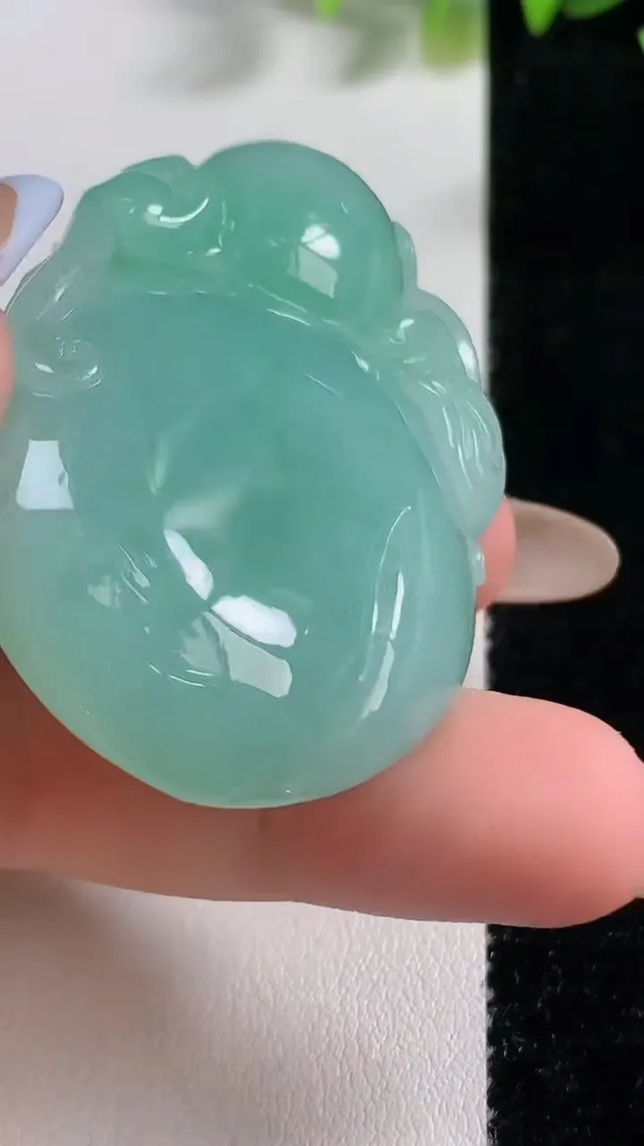 天然A货翡翠福瓜吊坠，尺寸50.3-34.8-12.7，重量:39.64g
11月9日