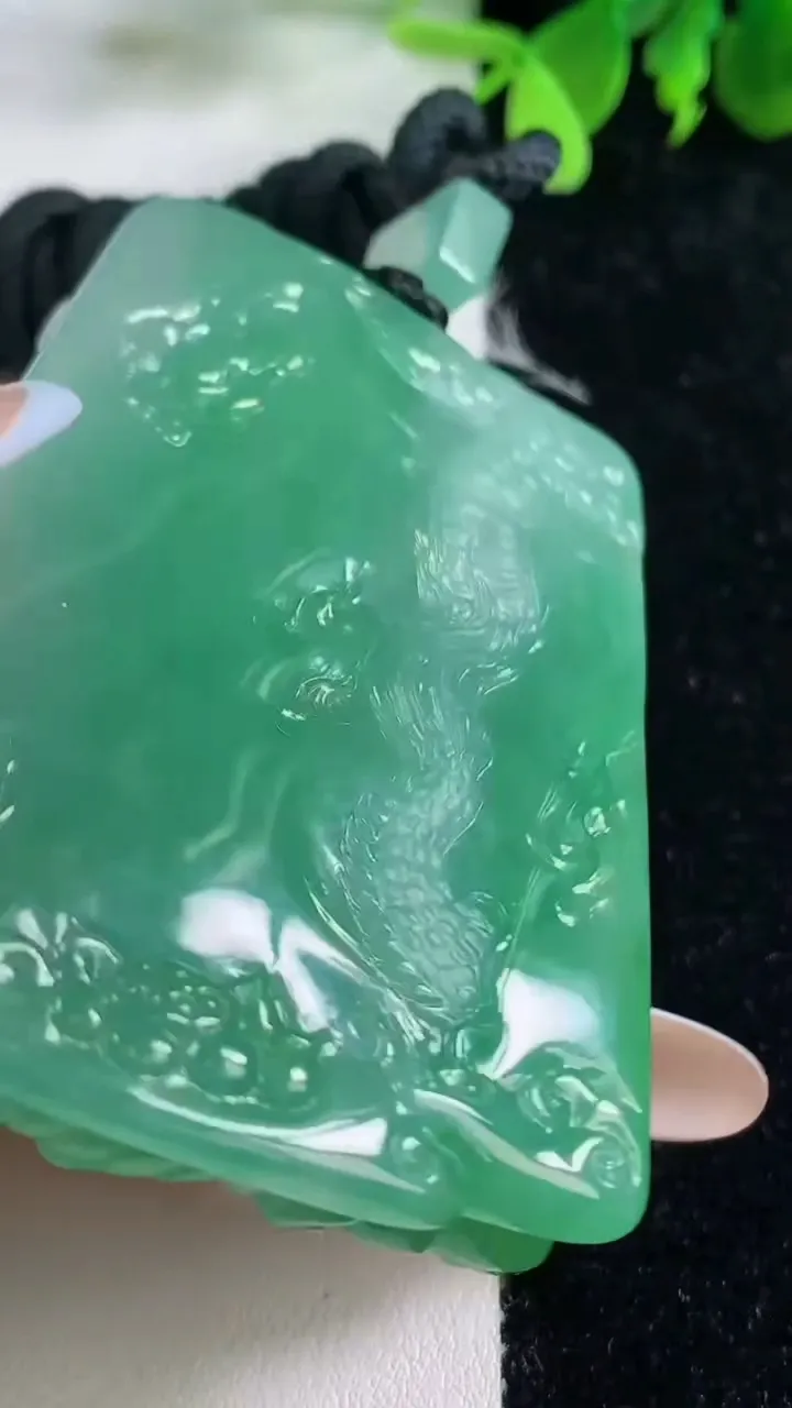 天然A货翡翠祥龙虚空藏菩萨吊坠，尺寸68-45.6-12，重量:77.33g
11月9日