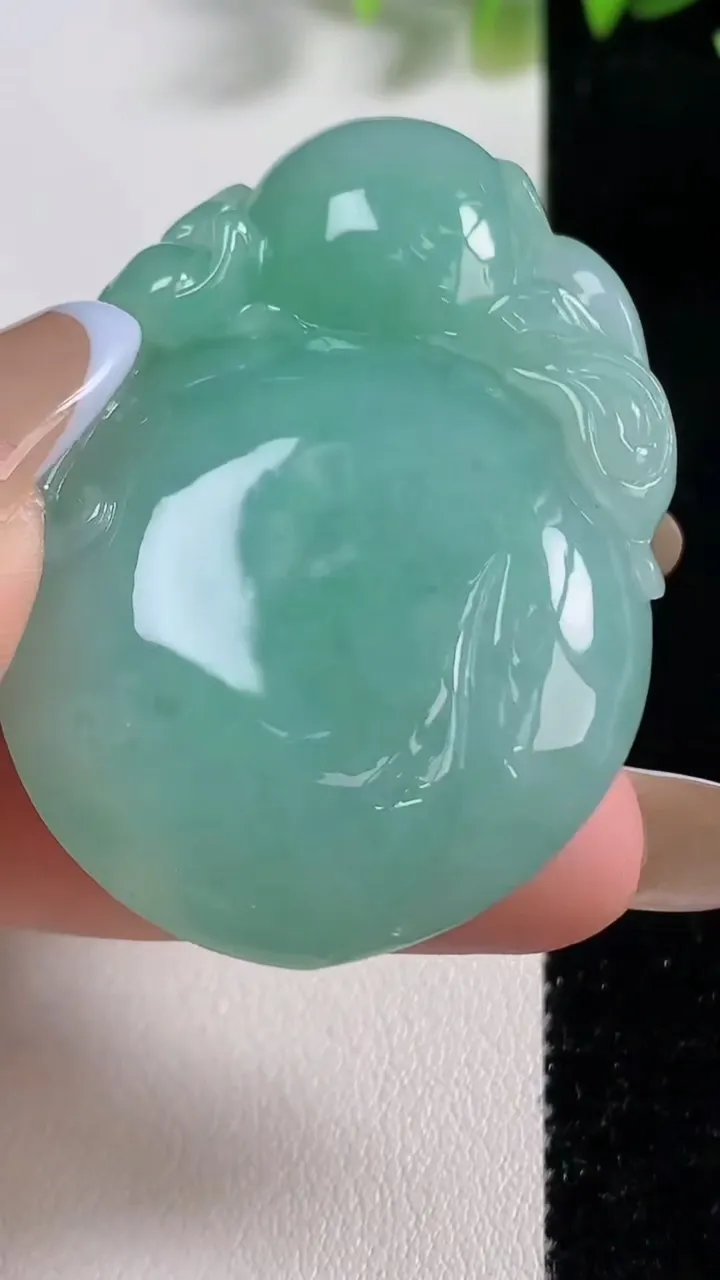 天然A货翡翠福瓜吊坠，尺寸50.3-34.8-12.7，重量:39.64g
11月9日
