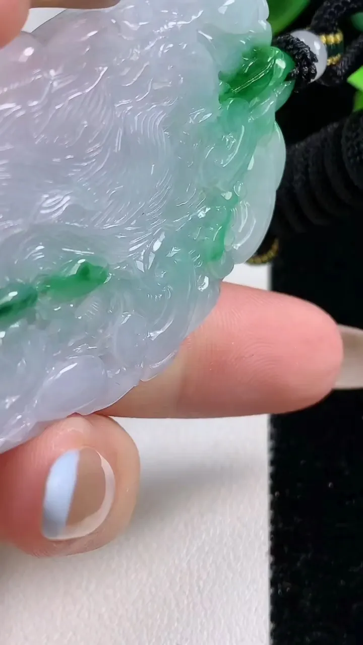 天然A货翡翠凤凰吊坠，尺寸66.7-35-11，重量:51.05g
11月9日