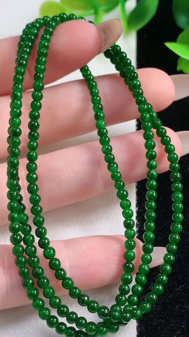 天然A货翡翠小米圆珠项链208颗，尺寸2.8，重量:10.44g
11月9日