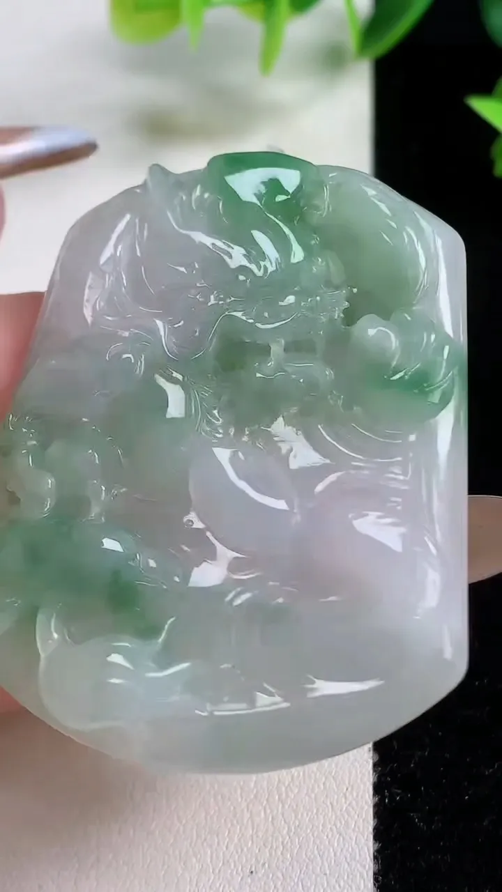 天然A货翡翠冰种飘花龙牌吊坠，尺寸54.2-42.5-5.7，重量:27.28g
11月9日