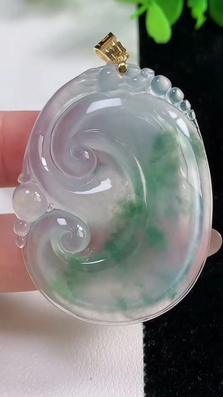 天然A货翡翠种飘花如意吊坠，尺寸48.6-37.6-4.5，重量:16.14g
11月9日