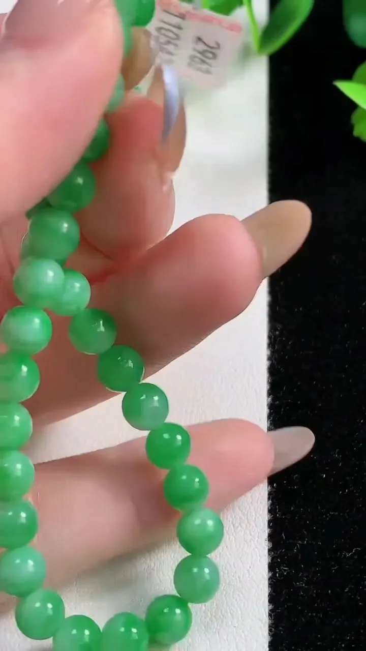 天然A货翡翠小米圆珠手串32颗，尺寸5.8，重量:11.06g11月9日
工厂直销收藏佳品,种好水足，色泽均匀，有种有色，上手高大气！