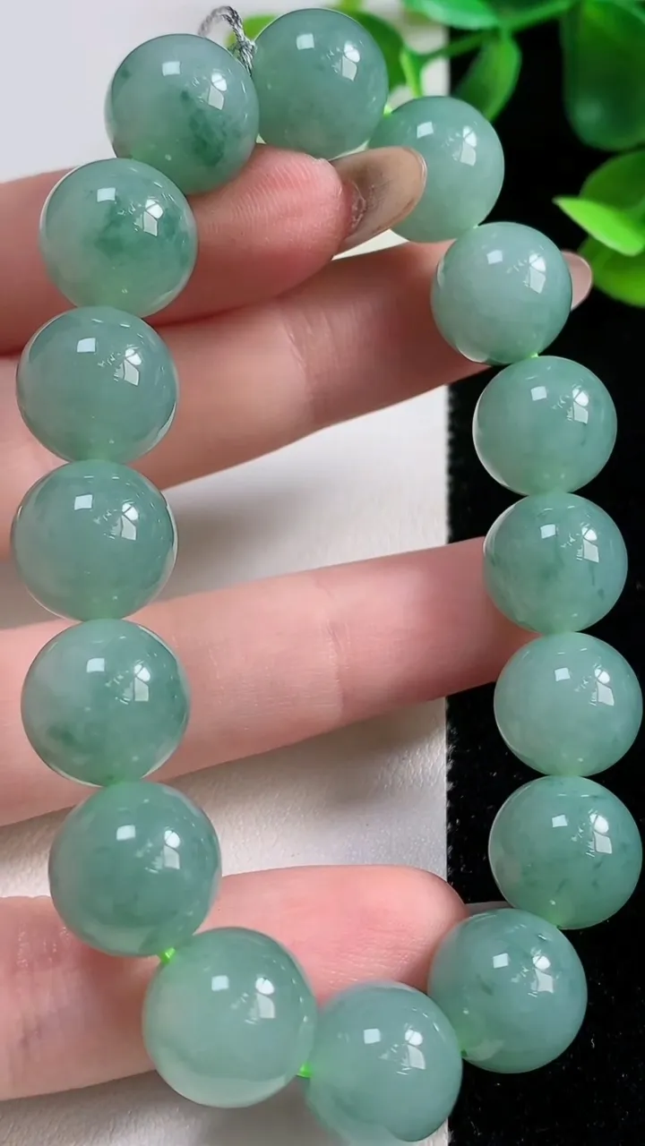 天然A货翡翠种飘花圆珠手串16颗，尺寸12.3，重量:52.16g11月9日
工厂直销收藏佳品,种好水足，色泽均匀，有种有色，上手高大气！
