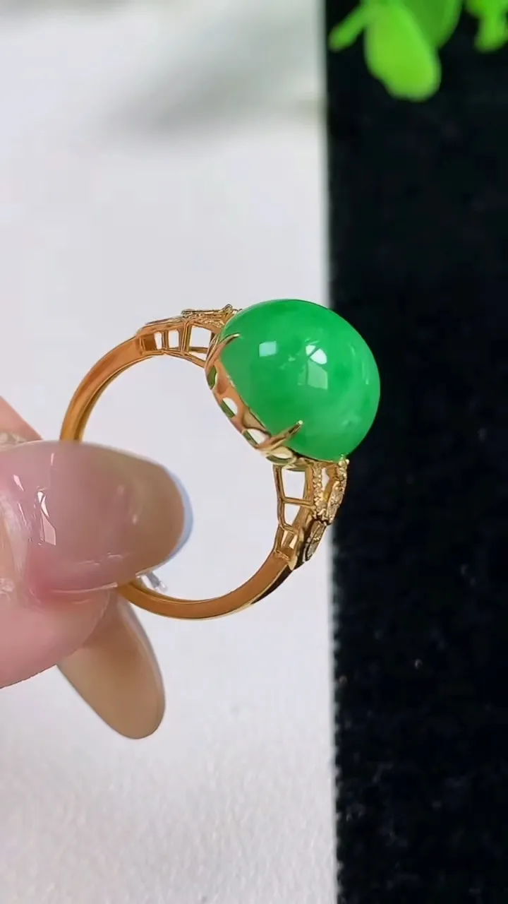 天然A货翡翠蛋面戒指，尺寸17.5-13.7-11.4-7.6，重量:3.49g2025年11月9日
工厂直销收藏佳品,种好水足，色泽均匀，有种有色，上手高大气！