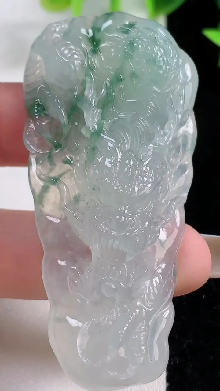 天然A货翡翠冰种飘花龙牌吊坠，尺寸65.5-31-9.2，重量:28.60g
11月9日