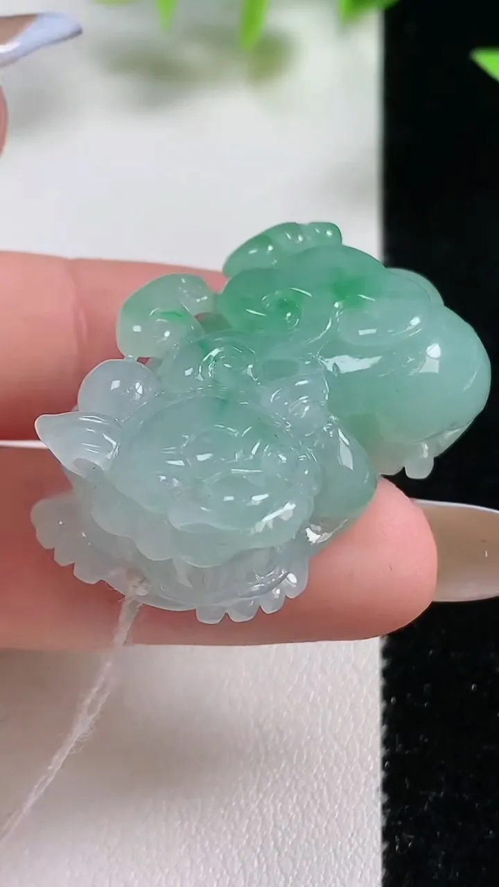 天然A货翡翠貔貅吊坠，尺寸35-21.3-12.9，重量:22.36g
11月9日