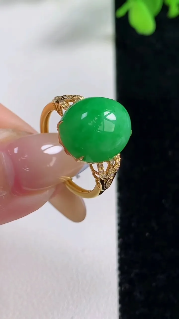 天然A货翡翠蛋面戒指，尺寸17.5-13.7-11.4-7.6，重量:3.49g2025年11月9日
工厂直销收藏佳品,种好水足，色泽均匀，有种有色，上手高大气！