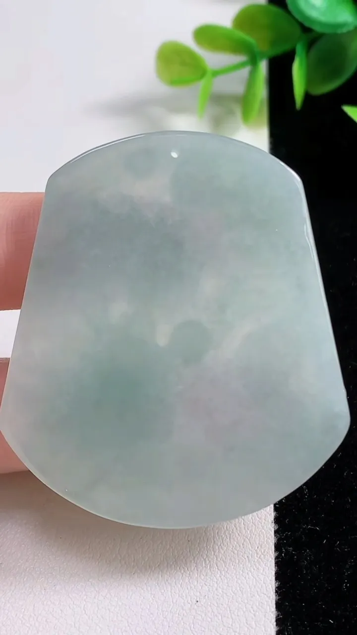 天然A货翡翠龙牌吊坠，尺寸53-47-4.6，重量:20.61g
11月9日