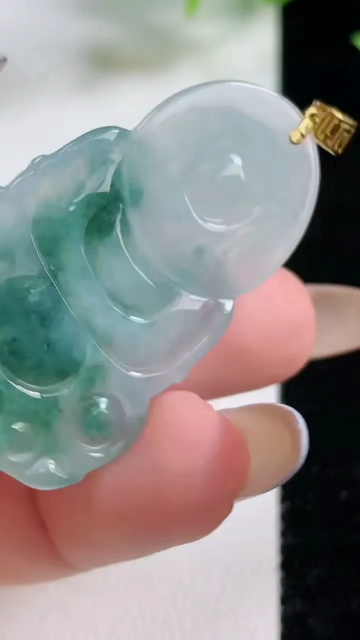 天然A货翡翠种飘花正装观音菩萨吊坠，尺寸41-26.7-5，重量:10.13g
11月9日