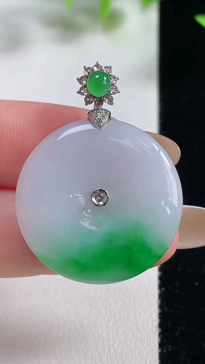 天然A货翡翠平安扣吊坠，尺寸26.7-4.3，重量:7.99g
11月9日