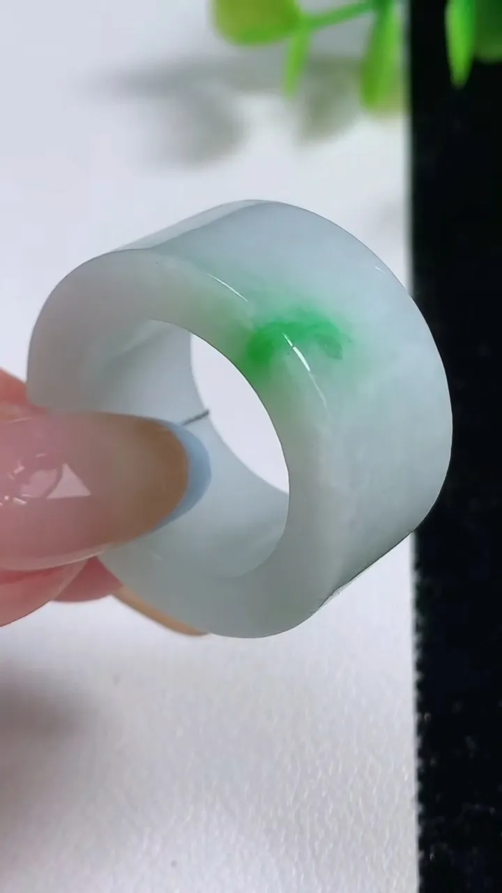 天然A货翡翠扳指 指环 戒指 ，尺寸20-14-4.6，重量:18.06g2025年11月9日
工厂