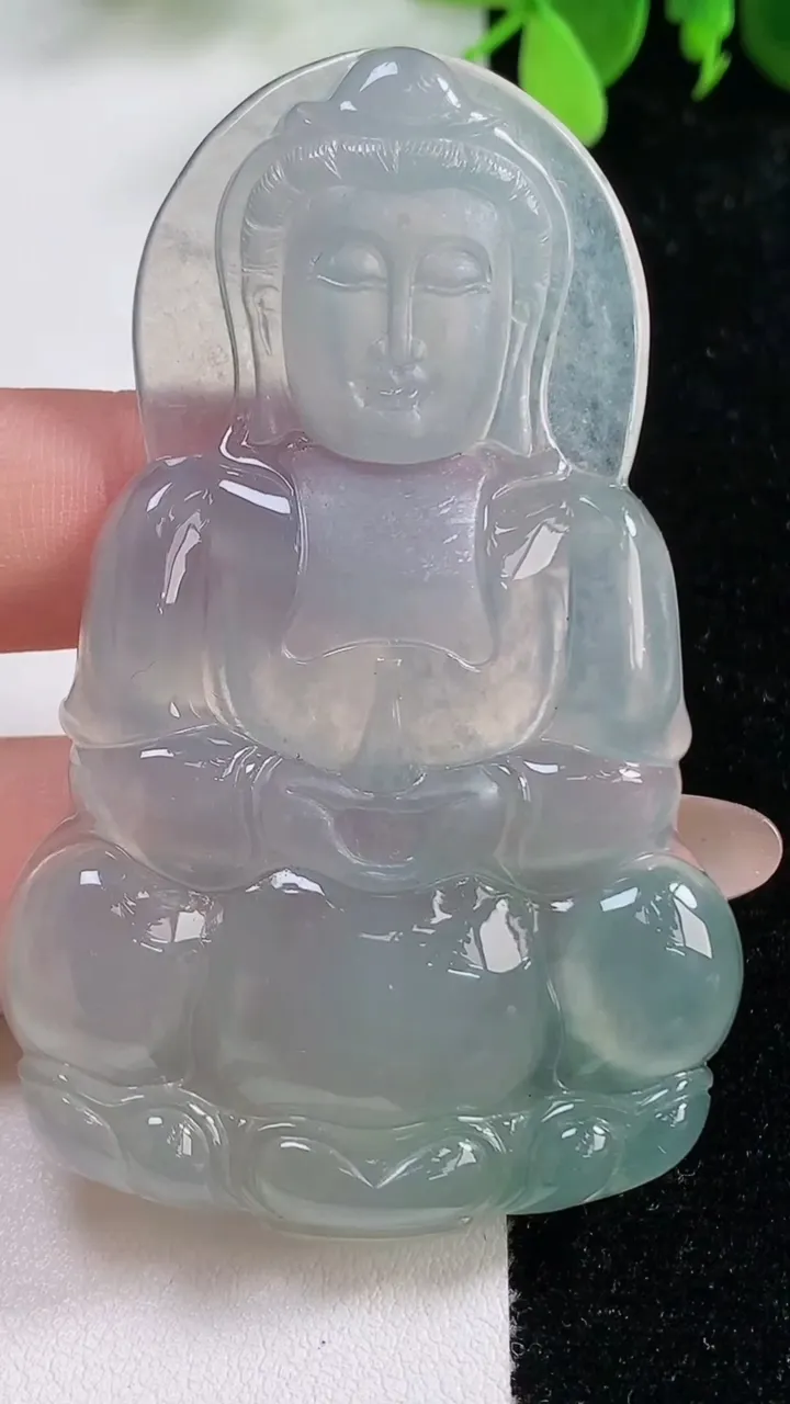 天然A货翡翠正装观音菩萨吊坠，尺寸69.2-43.7-6.4，重量:29.72g
11月9日