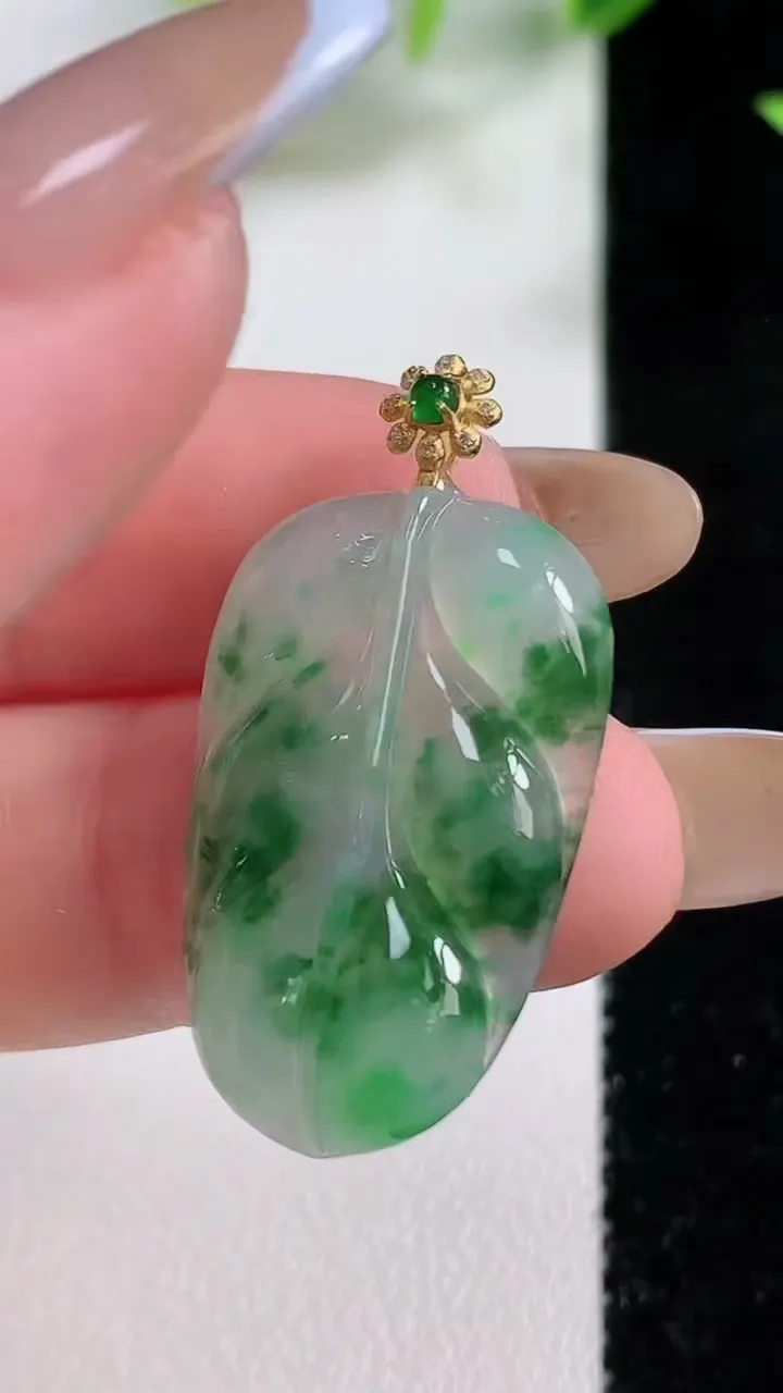 天然A货翡翠花金枝玉叶 叶子吊坠，尺寸27.4-17.5-3.4，重量:3.19g
11月9日
