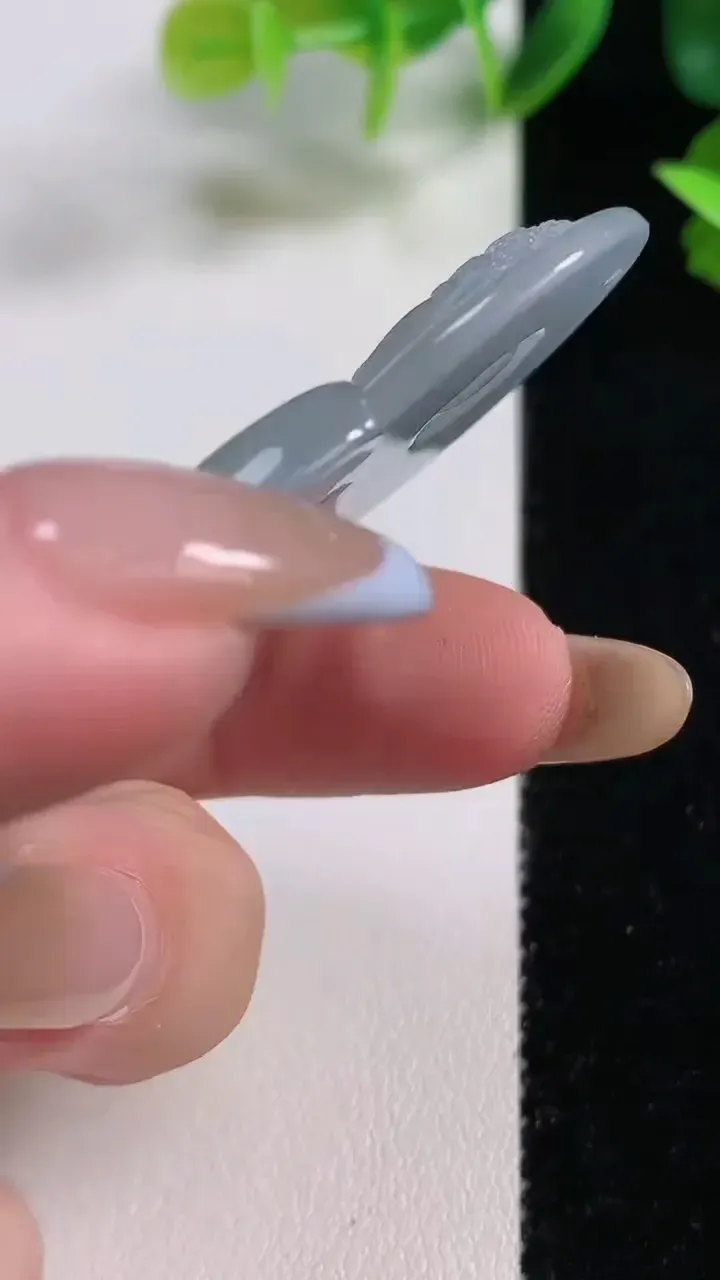 天然A货翡翠大日如来吊坠，尺寸65.7-38.7-5.9，重量:25.50g
11月9日