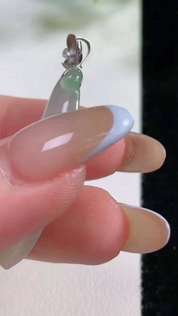 天然A货翡翠种飘花福瓜吊坠，尺寸36.6-11.4-5，重量:3.93g
11月9日